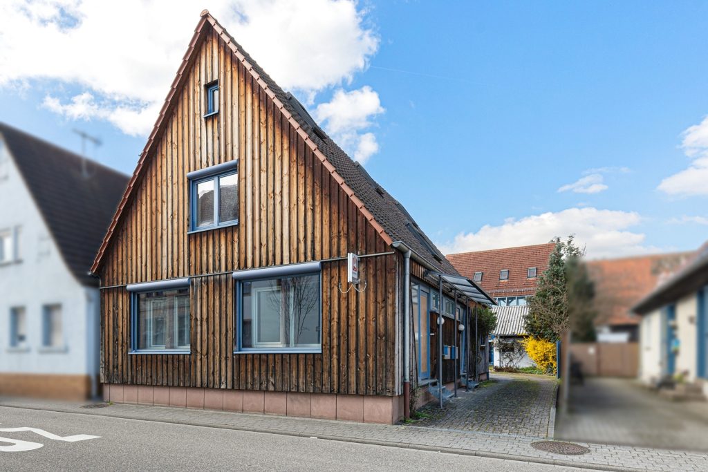 HUST Immobilien GmbH & Co. KG - Immobilienangebot - Stutensee / Friedrichstal - Alle - 2 in 1 - Zwei Gebäude mit separaten Grundstücken und Entwicklungspotenzial für Visionäre