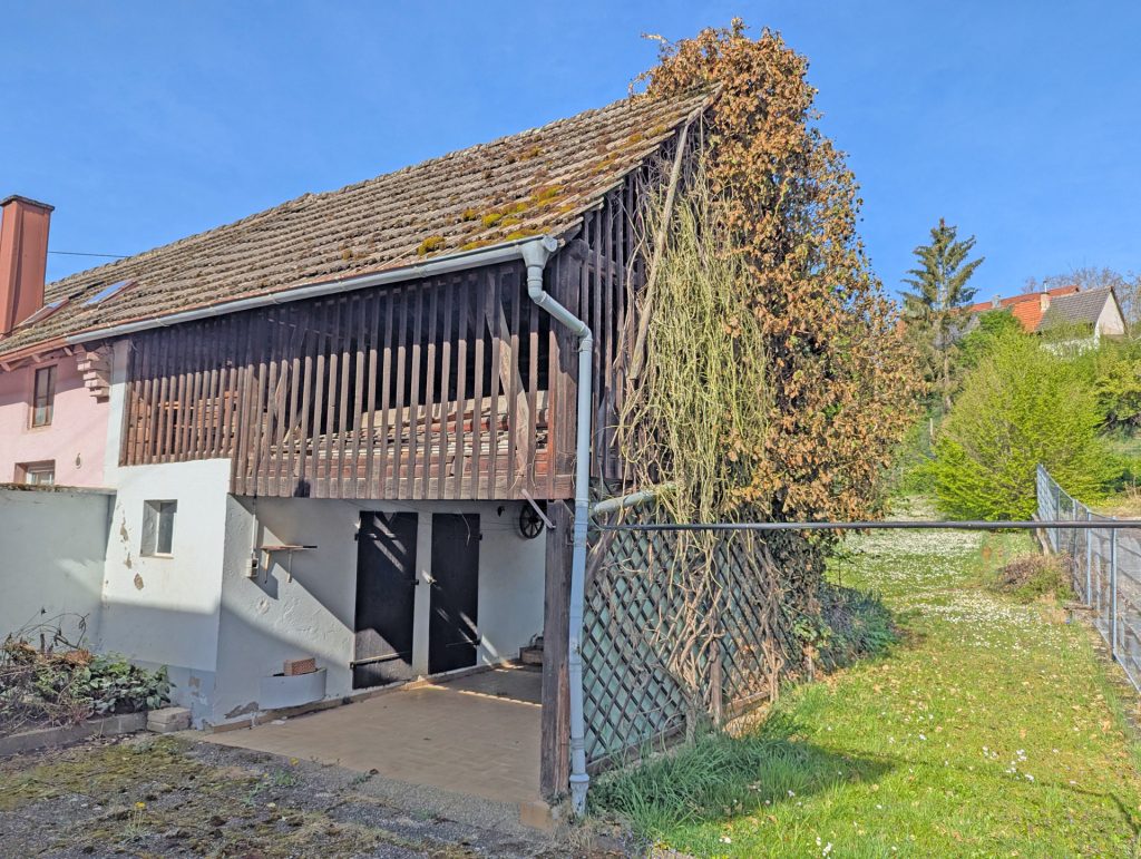 HUST Immobilien GmbH & Co. KG - Immobilienangebot - Östringen / Odenheim - Alle - Doppelhaushälfte mit großem Garten, zwei Garagen und Potenzial zur Verwirklichung Ihrer Wohnträume