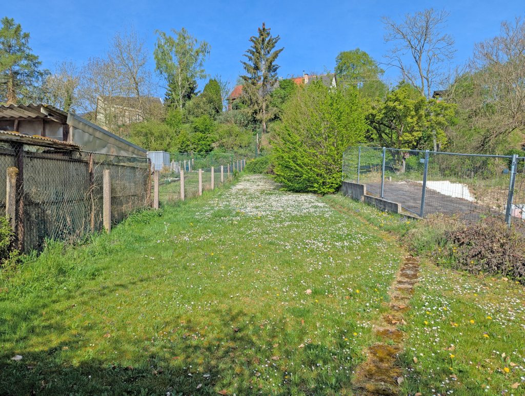HUST Immobilien GmbH & Co. KG - Immobilienangebot - Östringen / Odenheim - Alle - Doppelhaushälfte mit großem Garten, zwei Garagen und Potenzial zur Verwirklichung Ihrer Wohnträume