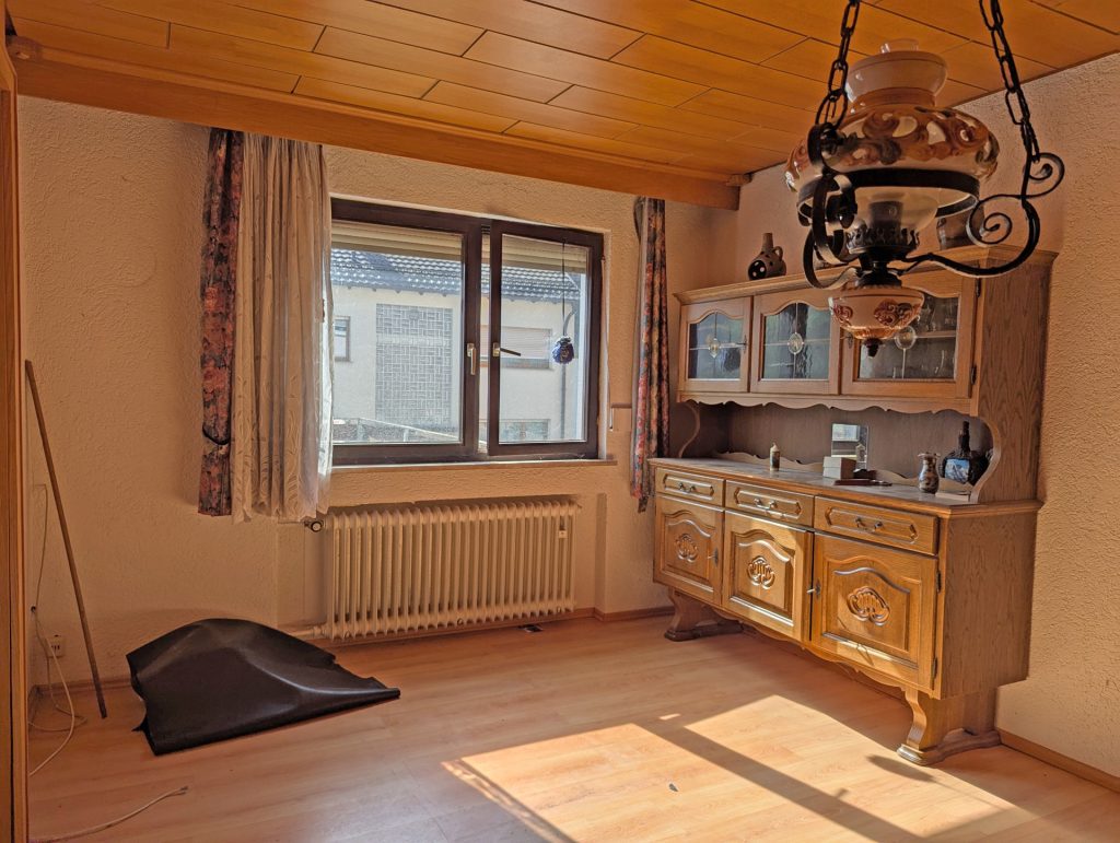 HUST Immobilien GmbH & Co. KG - Immobilienangebot - Östringen / Odenheim - Alle - Doppelhaushälfte mit großem Garten, zwei Garagen und Potenzial zur Verwirklichung Ihrer Wohnträume