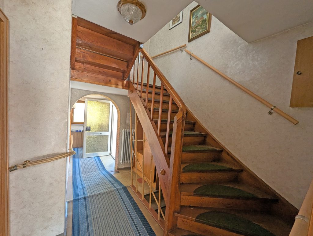 HUST Immobilien GmbH & Co. KG - Immobilienangebot - Östringen / Odenheim - Alle - Doppelhaushälfte mit großem Garten, zwei Garagen und Potenzial zur Verwirklichung Ihrer Wohnträume