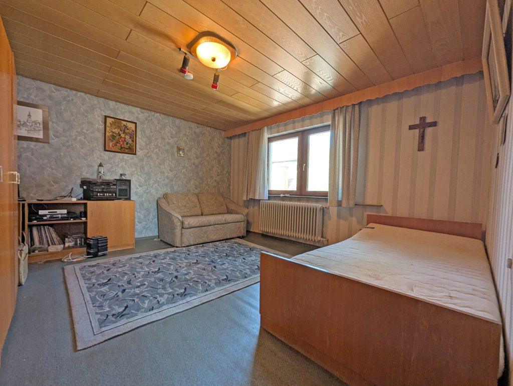 HUST Immobilien GmbH & Co. KG - Immobilienangebot - Östringen / Odenheim - Alle - Doppelhaushälfte mit großem Garten, zwei Garagen und Potenzial zur Verwirklichung Ihrer Wohnträume