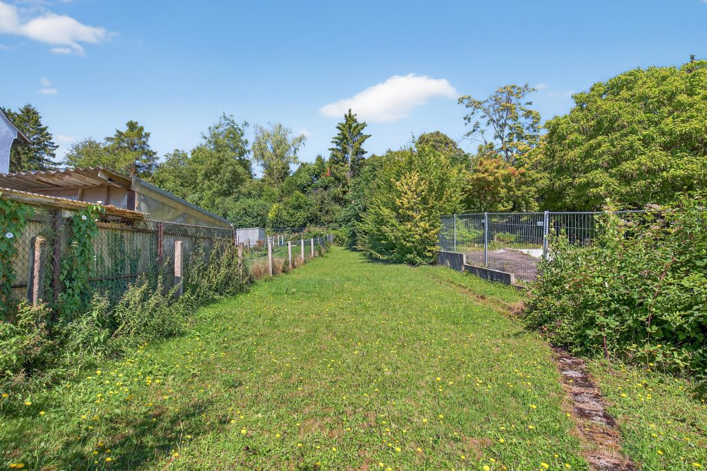 HUST Immobilien GmbH & Co. KG - Immobilienangebot - Östringen / Odenheim - Alle - Wohnen mit Perspektive – Doppelhaushälfte mit großem Garten und Entwicklungspotenzial in Odenheim