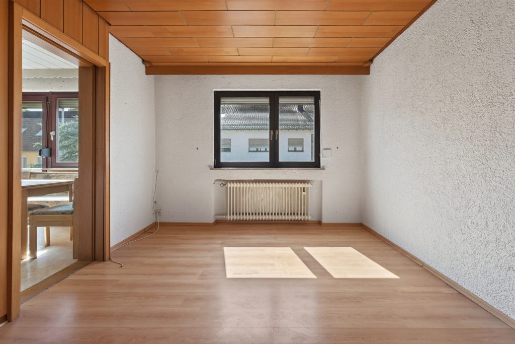 HUST Immobilien GmbH & Co. KG - Immobilienangebot - Östringen / Odenheim - Häuser - Wohnen mit Perspektive – Doppelhaushälfte mit großem Garten und Entwicklungspotenzial in Odenheim
