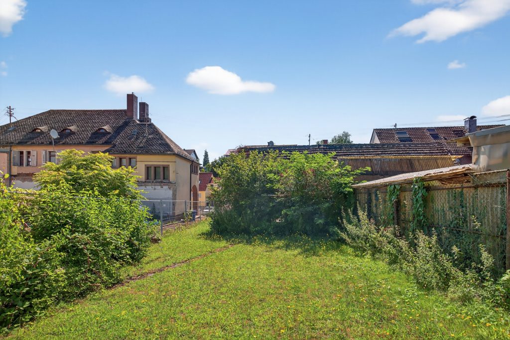 HUST Immobilien GmbH & Co. KG - Immobilienangebot - Östringen / Odenheim - Alle - Wohnen mit Perspektive – Doppelhaushälfte mit großem Garten und Entwicklungspotenzial in Odenheim