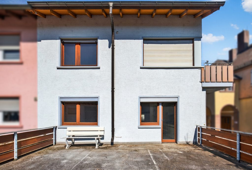 HUST Immobilien GmbH & Co. KG - Immobilienangebot - Östringen / Odenheim - Alle - Wohnen mit Perspektive – Doppelhaushälfte mit großem Garten und Entwicklungspotenzial in Odenheim