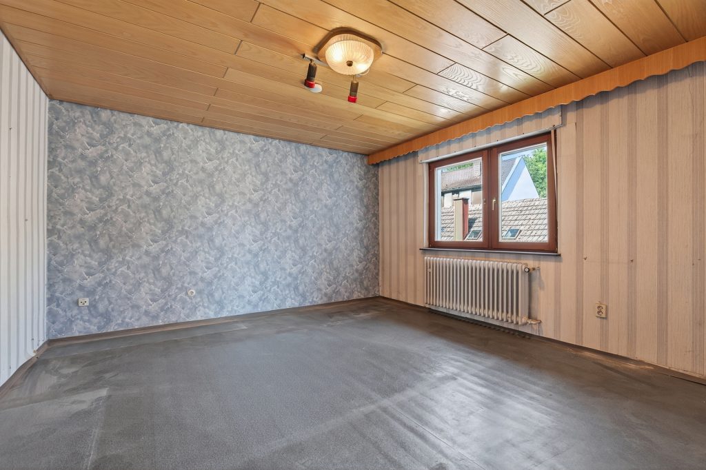 HUST Immobilien GmbH & Co. KG - Immobilienangebot - Östringen / Odenheim - Alle - Wohnen mit Perspektive – Doppelhaushälfte mit großem Garten und Entwicklungspotenzial in Odenheim