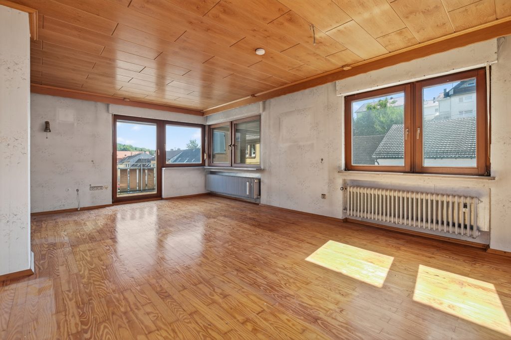 HUST Immobilien GmbH & Co. KG - Immobilienangebot - Östringen / Odenheim - Alle - Wohnen mit Perspektive – Doppelhaushälfte mit großem Garten und Entwicklungspotenzial in Odenheim