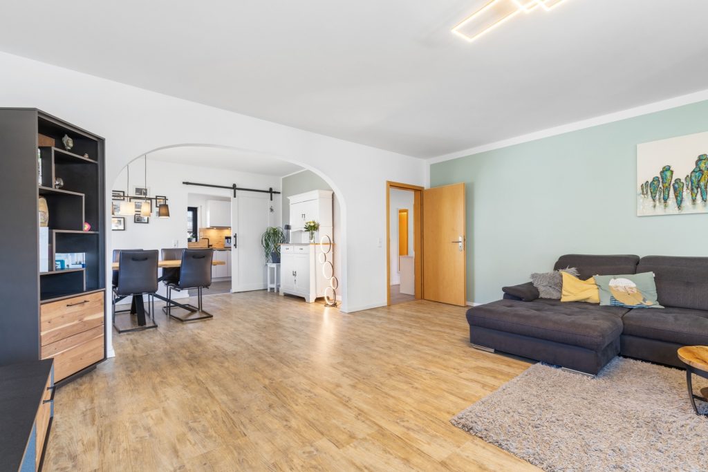 HUST Immobilien GmbH & Co. KG - Immobilienangebot - Hagenbach - Alle - Renoviertes Einfamilienhaus mit Terrasse, Garten und Garage - Ideal für 3 Personen