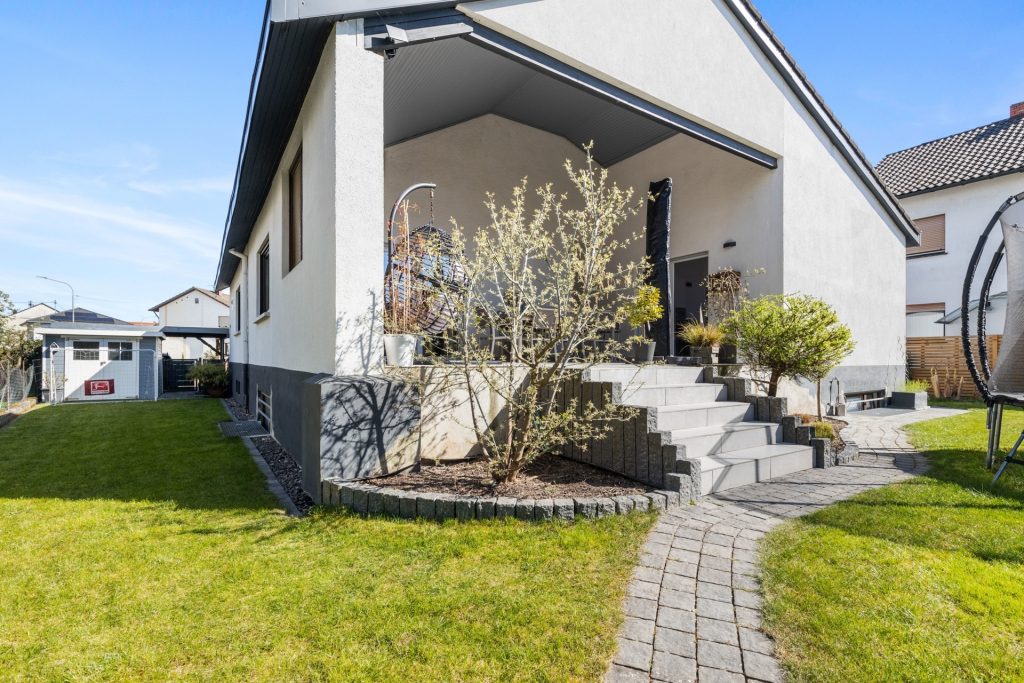 HUST Immobilien GmbH & Co. KG - Immobilienangebot - Hagenbach - Alle - Renoviertes Einfamilienhaus mit Terrasse, Garten und Garage - Ideal für 3 Personen