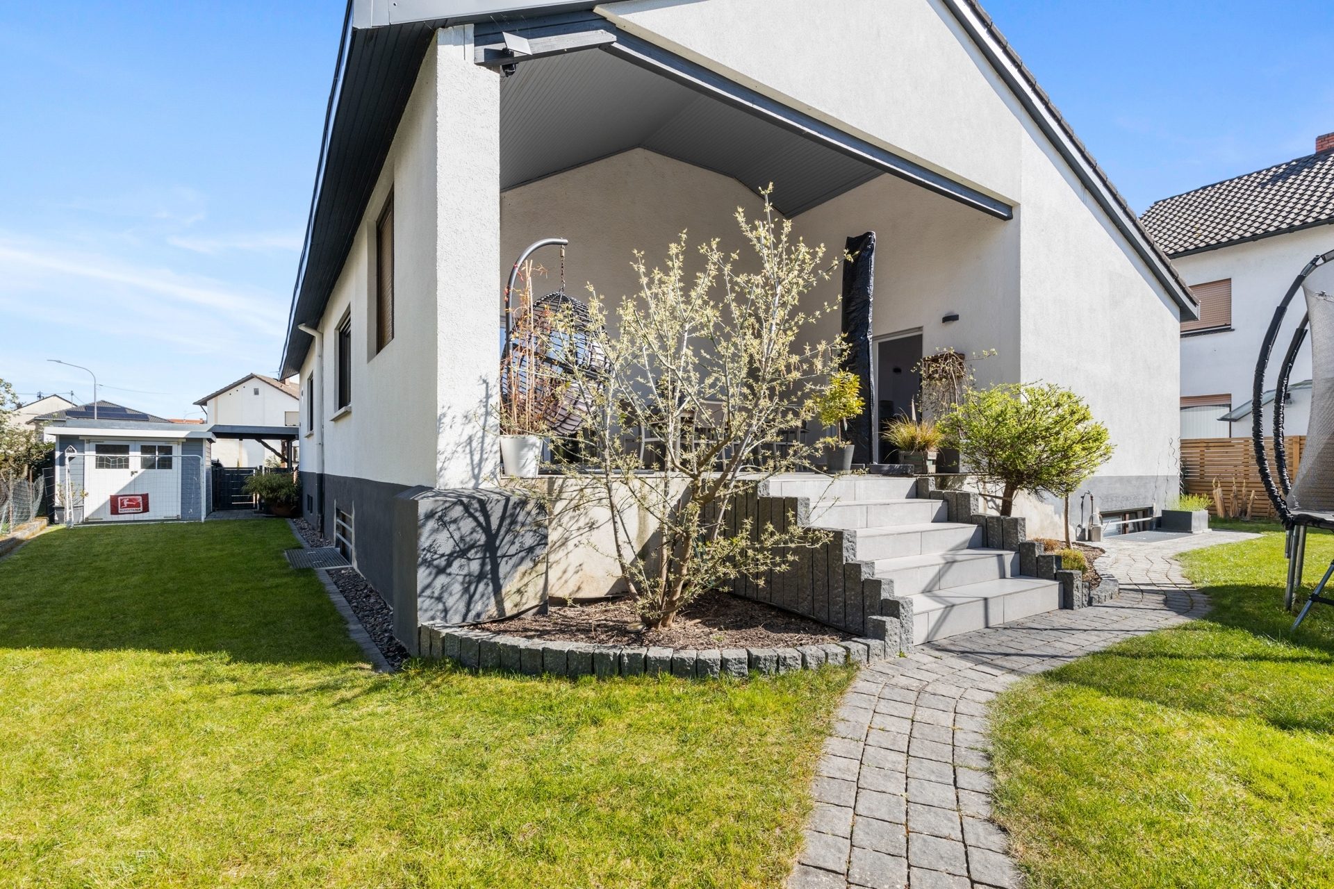 HUST Immobilien GmbH & Co. KG - Immobilienangebot - Hagenbach - Alle - Renoviertes Einfamilienhaus mit Terrasse, Garten und Garage - Ideal für 3 Personen