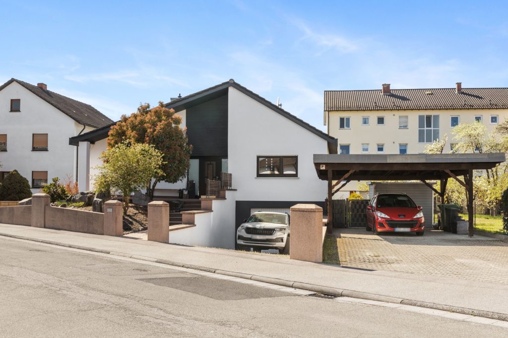 HUST Immobilien GmbH & Co. KG - Immobilienangebot - Hagenbach - Alle - Renoviertes Einfamilienhaus mit Terrasse, Garten und Garage - Ideal für 3 Personen