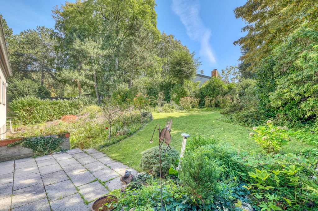 HUST Immobilien GmbH & Co. KG - Immobilienangebot - Karlsruhe - Alle - Einfamilienhaus mit großem Grundstück und viel Potential