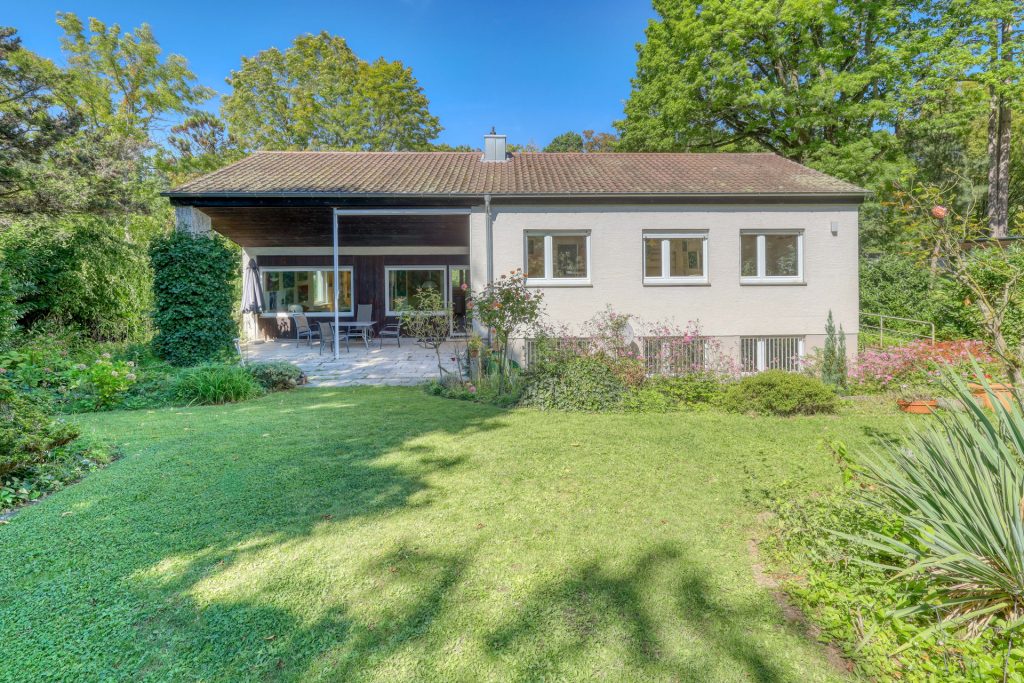 HUST Immobilien GmbH & Co. KG - Immobilienangebot - Karlsruhe - Alle - Einfamilienhaus mit großem Grundstück und viel Potential