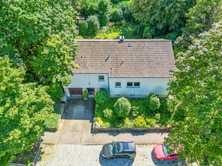 HUST Immobilien GmbH & Co. KG - Immobilienangebot - Karlsruhe - Alle - Einfamilienhaus mit großem Grundstück und viel Potential