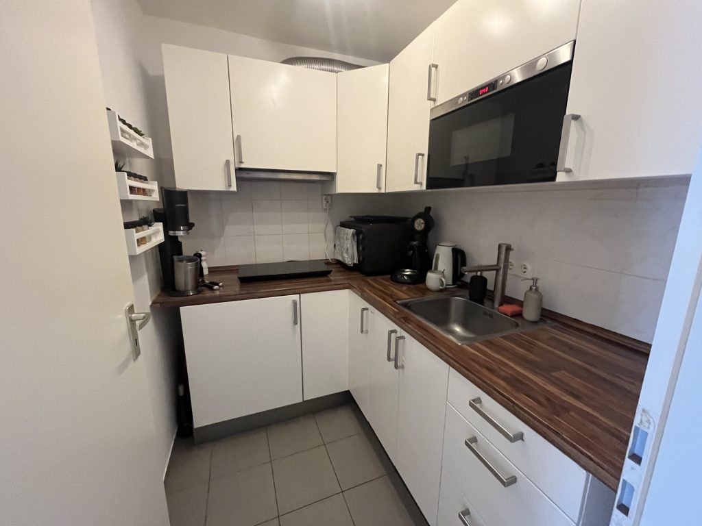 HUST Immobilien GmbH & Co. KG - Immobilienangebot - Karlsruhe - Alle - Moderne 1-Zimmer-Wohnung im 3. OG mit Küche, Aufzug und TG-Platz – Nähe Karlsruhe-Innenstadt & KIT
