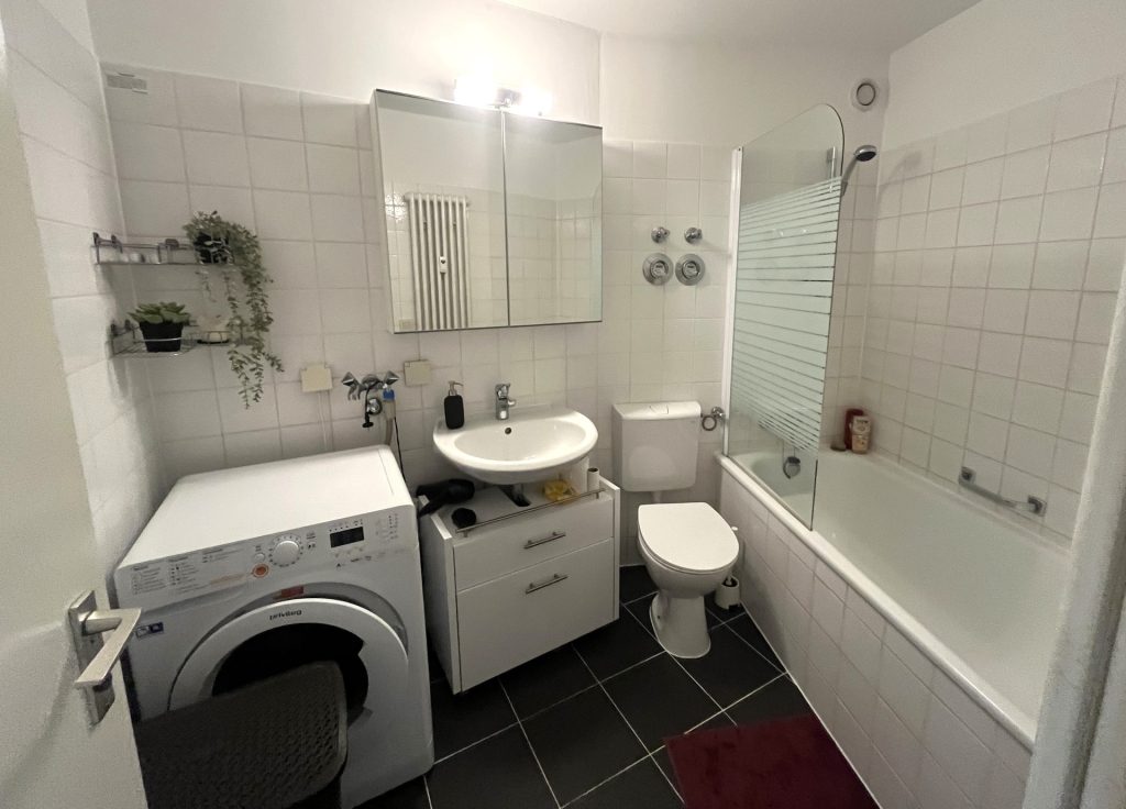 HUST Immobilien GmbH & Co. KG - Immobilienangebot - Karlsruhe - Alle - Moderne 1-Zimmer-Wohnung im 3. OG mit Küche, Aufzug und TG-Platz – Nähe Karlsruhe-Innenstadt & KIT