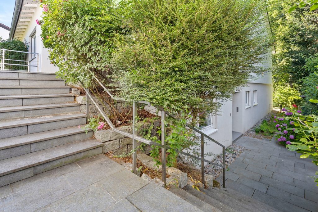 HUST Immobilien GmbH & Co. KG - Immobilienangebot - Karlsruhe - Alle - Platz für alle, Raum für Neues – Ihr Familiendomizil mit Einliegerwohnung und viel Grün