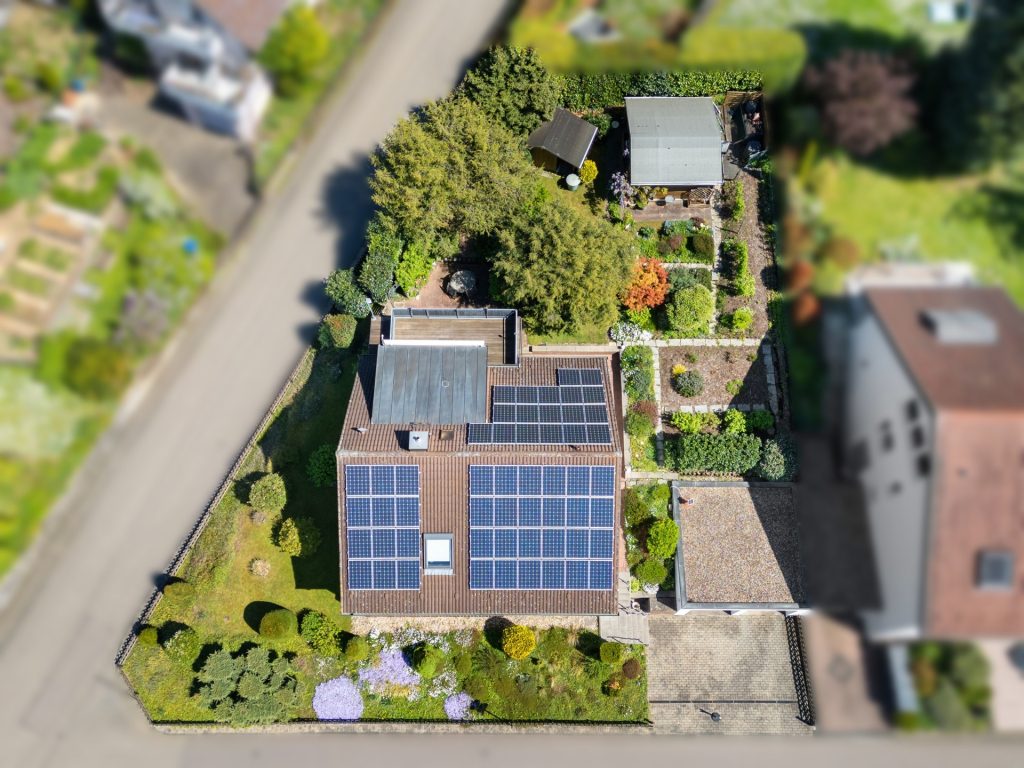 HUST Immobilien GmbH & Co. KG - Immobilienangebot - Karlsruhe / Stupferich - Alle - Mehrgenerationenhaus mit viel Raum und schönem Grundstück in ruhiger Lage