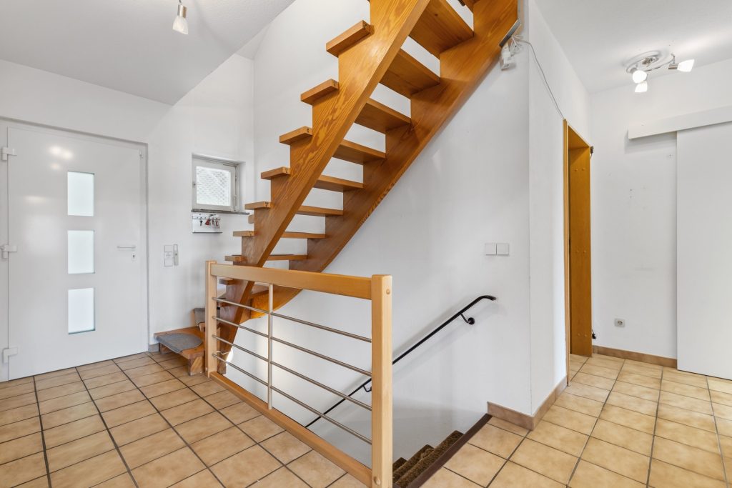 HUST Immobilien GmbH & Co. KG - Immobilienangebot - Karlsruhe / Stupferich - Alle - Mehrgenerationenhaus mit viel Raum und schönem Grundstück in ruhiger Lage