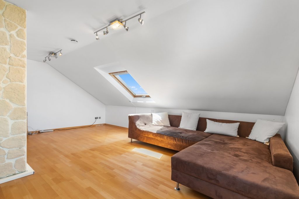 HUST Immobilien GmbH & Co. KG - Immobilienangebot - Karlsruhe / Stupferich - Alle - Mehrgenerationenhaus mit viel Raum und schönem Grundstück in ruhiger Lage