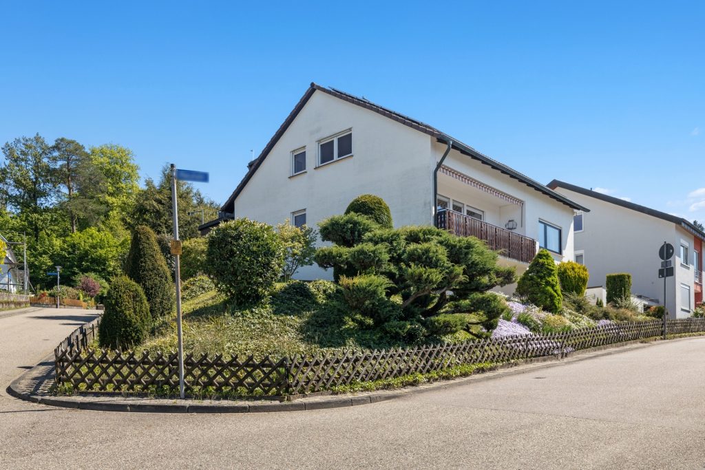 HUST Immobilien GmbH & Co. KG - Immobilienangebot - Karlsruhe / Stupferich - Alle - Mehrgenerationenhaus mit viel Raum und schönem Grundstück in ruhiger Lage