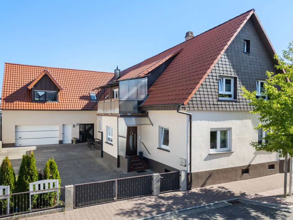 HUST Immobilien GmbH & Co. KG - Immobilienangebot - Bietigheim - Alle - Vielseitiges 2-Familienhaus mit großem Hof, Garten und separater Einheit im Hinterhaus
