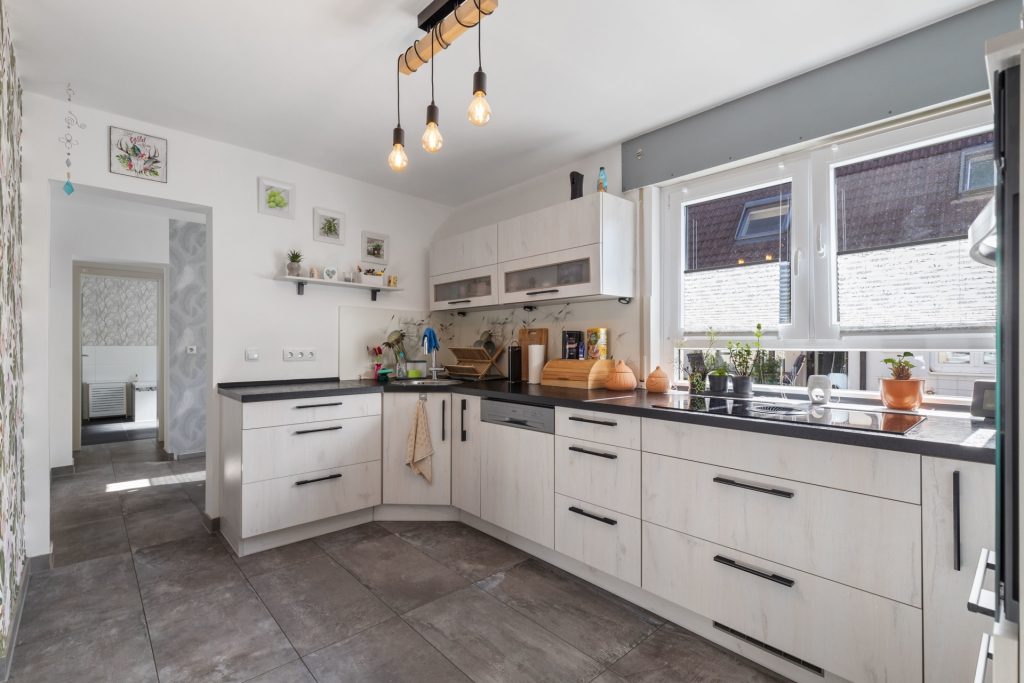 HUST Immobilien GmbH & Co. KG - Immobilienangebot - Bietigheim - Alle - Vielseitiges 2-Familienhaus mit großem Hof, Garten und separater Einheit im Hinterhaus