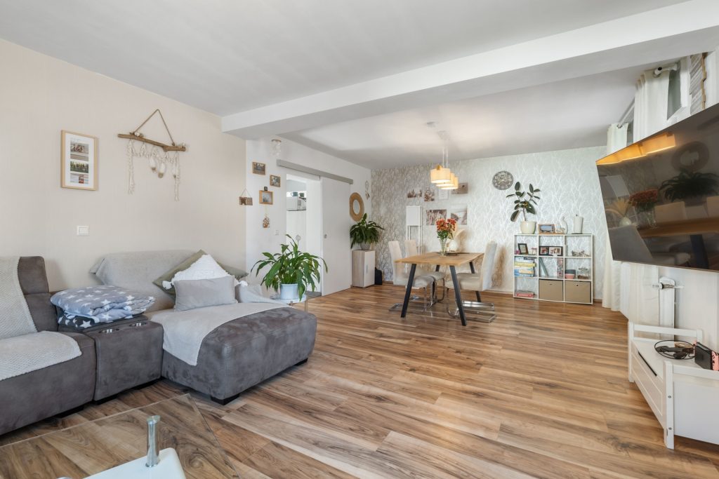 HUST Immobilien GmbH & Co. KG - Immobilienangebot - Bietigheim - Alle - Vielseitiges 2-Familienhaus mit großem Hof, Garten und separater Einheit im Hinterhaus