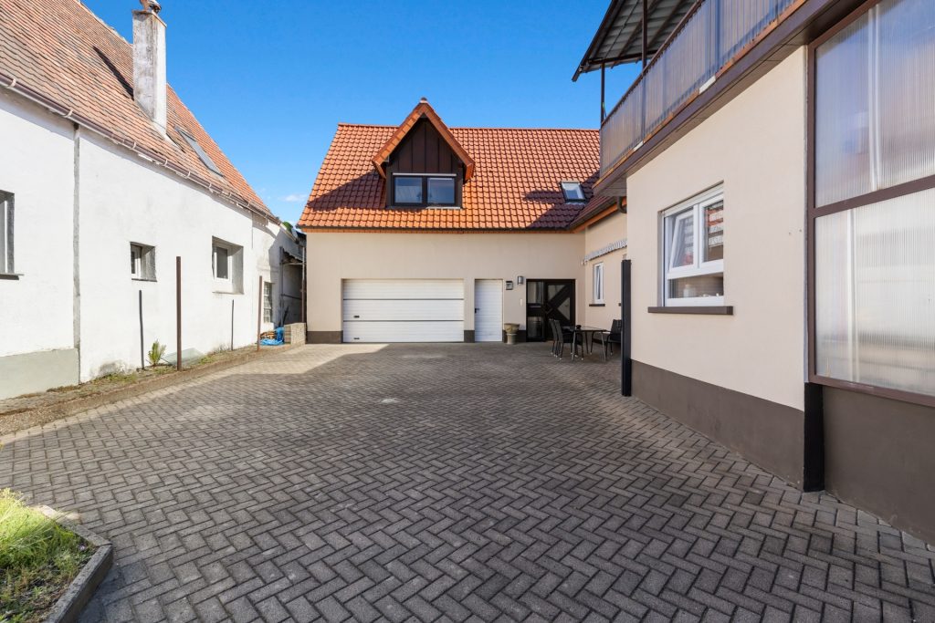 HUST Immobilien GmbH & Co. KG - Immobilienangebot - Bietigheim - Alle - Vielseitiges 2-Familienhaus mit großem Hof, Garten und separater Einheit im Hinterhaus