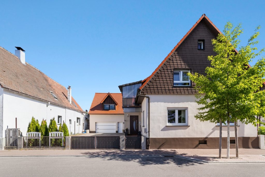 HUST Immobilien GmbH & Co. KG - Immobilienangebot - Bietigheim - Alle - Vielseitiges 2-Familienhaus mit großem Hof, Garten und separater Einheit im Hinterhaus
