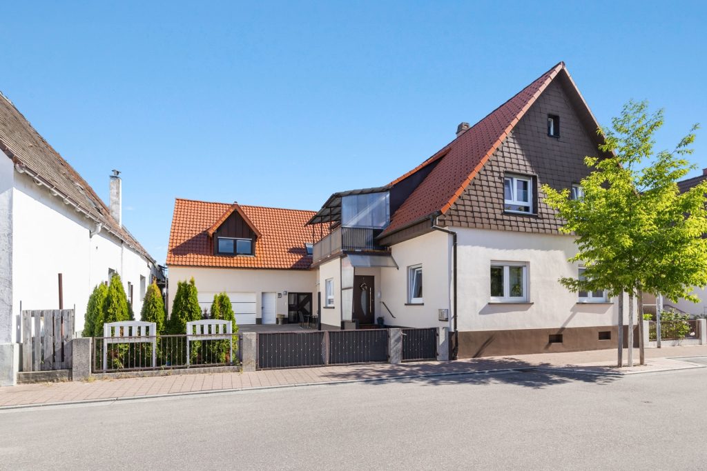 HUST Immobilien GmbH & Co. KG - Immobilienangebot - Bietigheim - Alle - Vielseitiges 2-Familienhaus mit großem Hof, Garten und separater Einheit im Hinterhaus