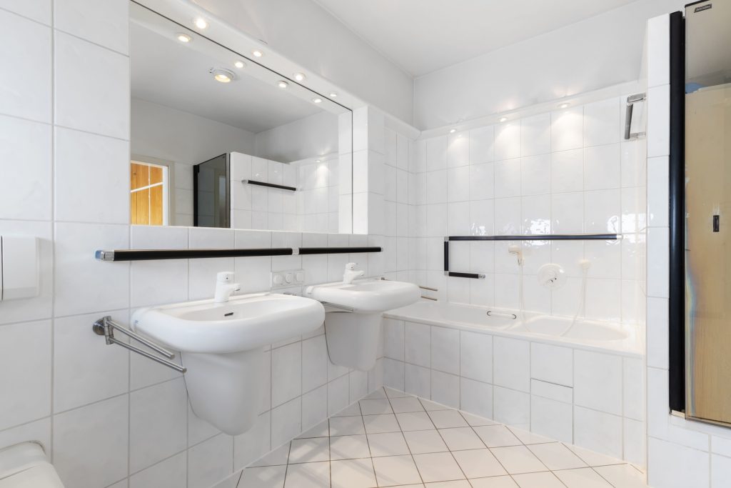 HUST Immobilien GmbH & Co. KG - Immobilienangebot - Neuburg am Rhein - Alle - Großzügiges EFH mit vielseitig nutzbarem Anbau auf traumhaftem Grundstück in Neuburg am Rhein