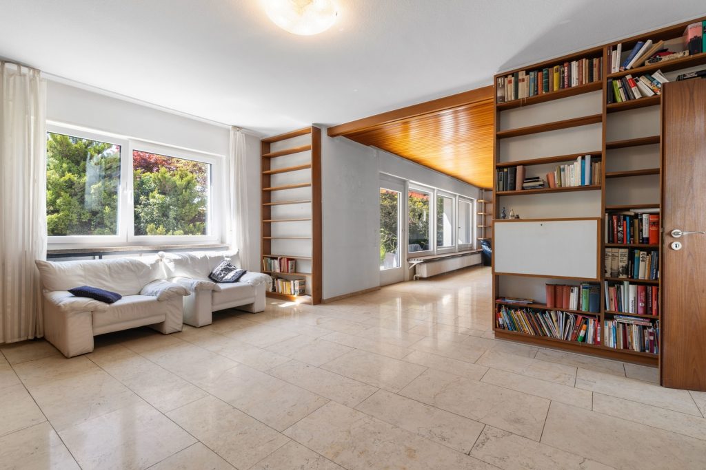 HUST Immobilien GmbH & Co. KG - Immobilienangebot - Neuburg am Rhein - Alle - Großzügiges EFH mit vielseitig nutzbarem Anbau auf traumhaftem Grundstück in Neuburg am Rhein