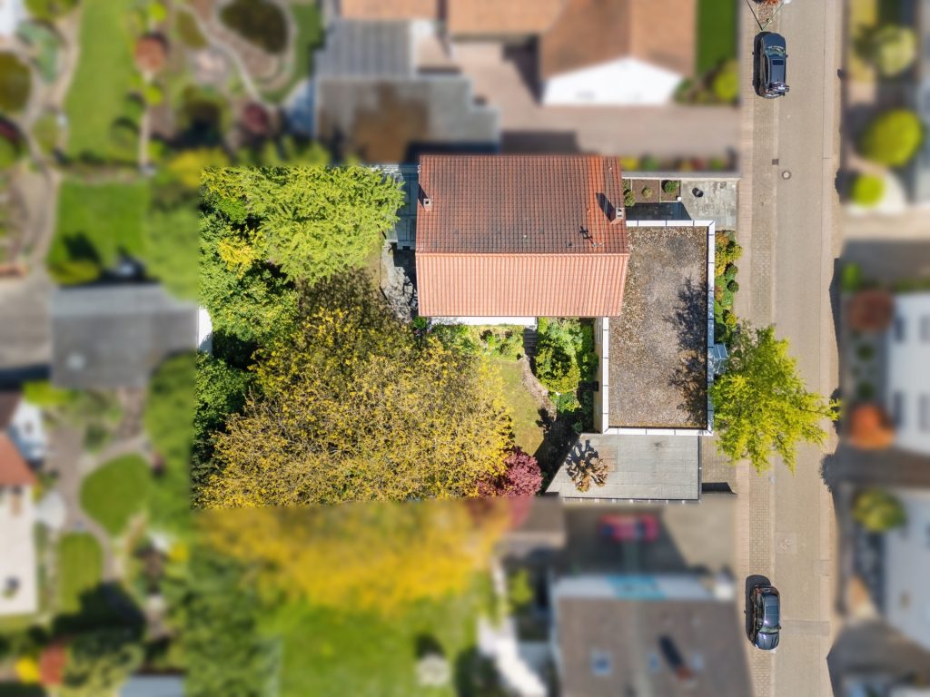 HUST Immobilien GmbH & Co. KG - Immobilienangebot - Neuburg am Rhein - Alle - Großzügiges EFH mit vielseitig nutzbarem Anbau auf traumhaftem Grundstück in Neuburg am Rhein