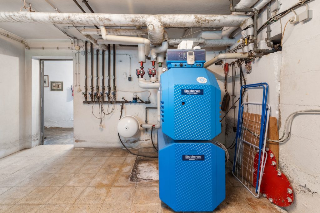 HUST Immobilien GmbH & Co. KG - Immobilienangebot - Neuburg am Rhein - Alle - Großzügiges EFH mit vielseitig nutzbarem Anbau auf traumhaftem Grundstück in Neuburg am Rhein