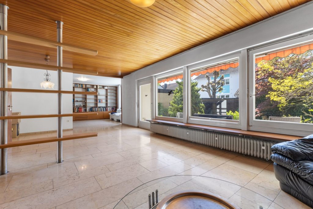 HUST Immobilien GmbH & Co. KG - Immobilienangebot - Neuburg am Rhein - Alle - Großzügiges EFH mit vielseitig nutzbarem Anbau auf traumhaftem Grundstück in Neuburg am Rhein
