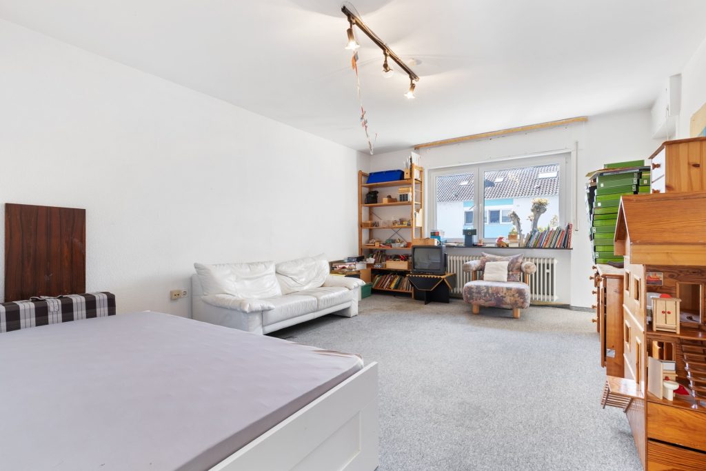 HUST Immobilien GmbH & Co. KG - Immobilienangebot - Neuburg am Rhein - Alle - Großzügiges EFH mit vielseitig nutzbarem Anbau auf traumhaftem Grundstück in Neuburg am Rhein