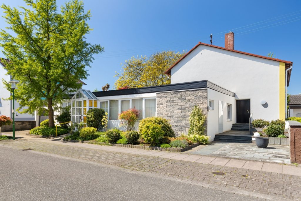 HUST Immobilien GmbH & Co. KG - Immobilienangebot - Neuburg am Rhein - Alle - Großzügiges EFH mit vielseitig nutzbarem Anbau auf traumhaftem Grundstück in Neuburg am Rhein