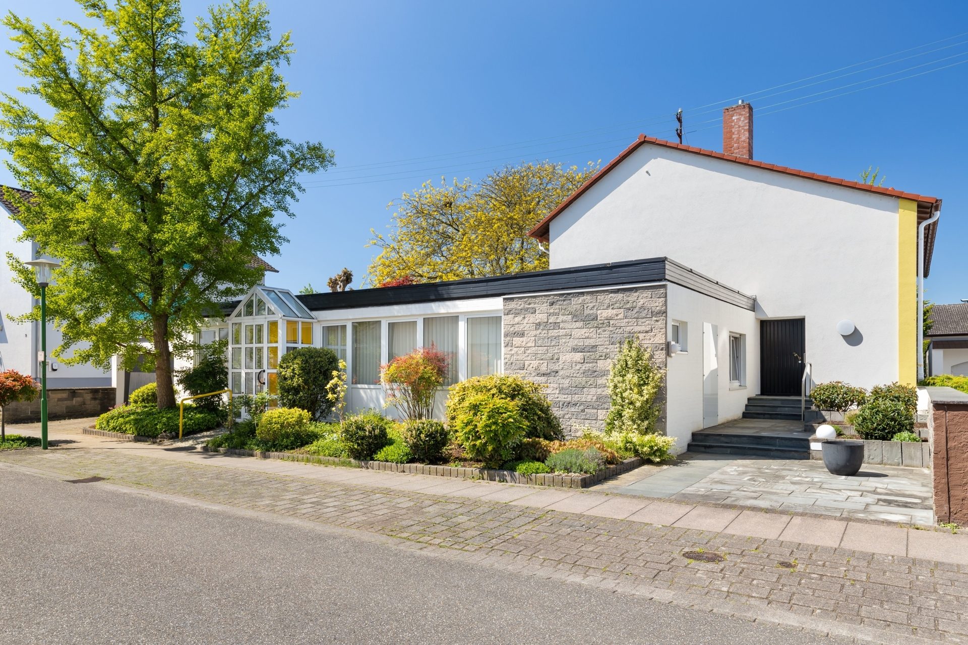 HUST Immobilien GmbH & Co. KG - Immobilienangebot - Neuburg am Rhein - Alle - Großzügiges EFH mit vielseitig nutzbarem Anbau auf traumhaftem Grundstück in Neuburg am Rhein