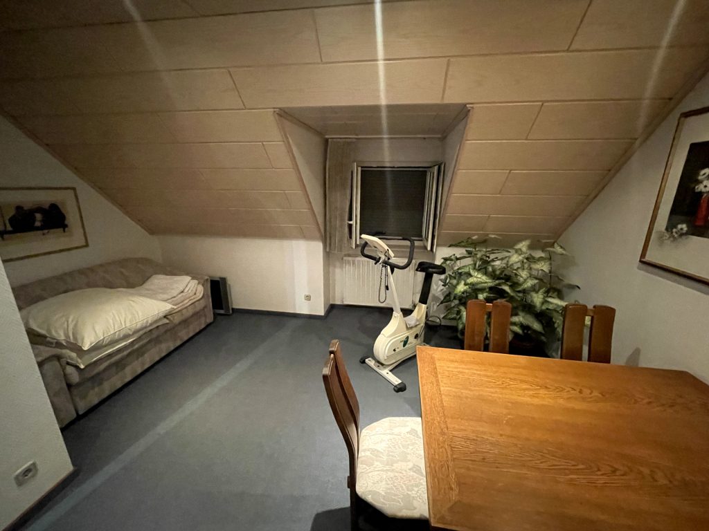 HUST Immobilien GmbH & Co. KG - Immobilienangebot - Karlsruhe - Alle - Teilmöblierte Büroetage in Einfamilienhaus in Karlsruhe-Nordweststadt zu vermieten