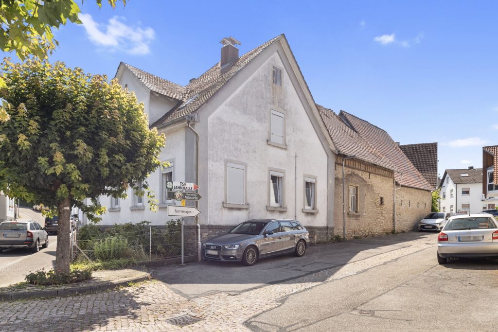 HUST Immobilien GmbH & Co. KG - Immobilienangebot - Walzbachtal Jöhlingen - Alle - Großes Grundstück mit Scheune und kleinem Einfamilienhaus