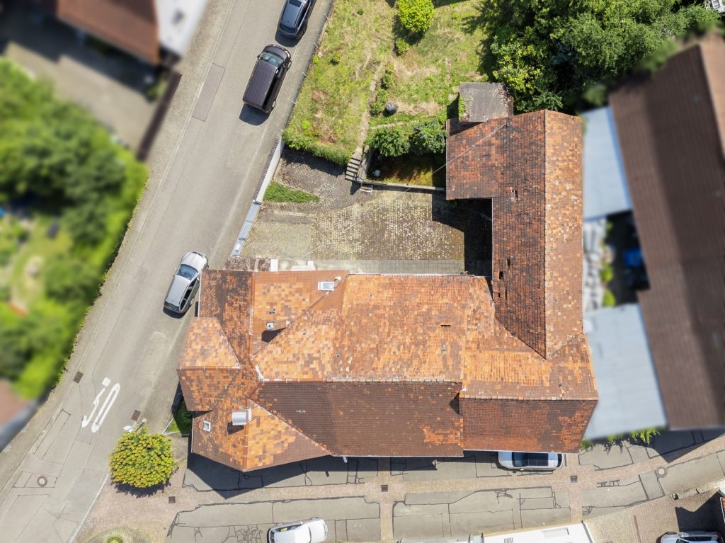 HUST Immobilien GmbH & Co. KG - Immobilienangebot - Walzbachtal Jöhlingen - Alle - Großes Grundstück mit Scheune und kleinem Einfamilienhaus