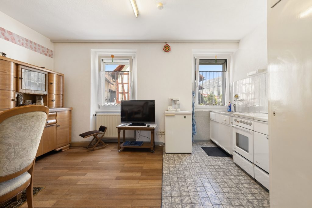 HUST Immobilien GmbH & Co. KG - Immobilienangebot - Walzbachtal Jöhlingen - Alle - Großes Grundstück mit Scheune und kleinem Einfamilienhaus