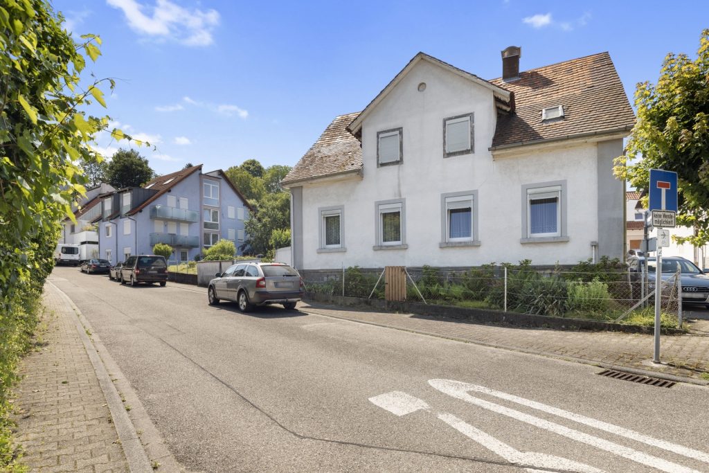 HUST Immobilien GmbH & Co. KG - Immobilienangebot - Walzbachtal Jöhlingen - Alle - Großes Grundstück mit Scheune und kleinem Einfamilienhaus