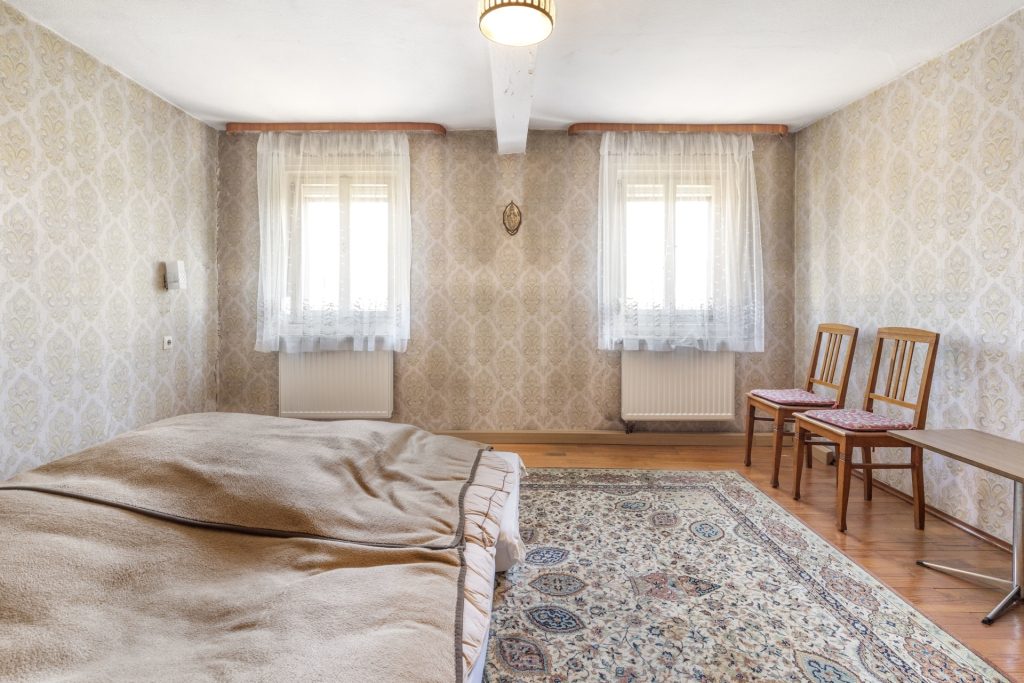 HUST Immobilien GmbH & Co. KG - Immobilienangebot - Walzbachtal Jöhlingen - Alle - Großes Grundstück mit Scheune und kleinem Einfamilienhaus