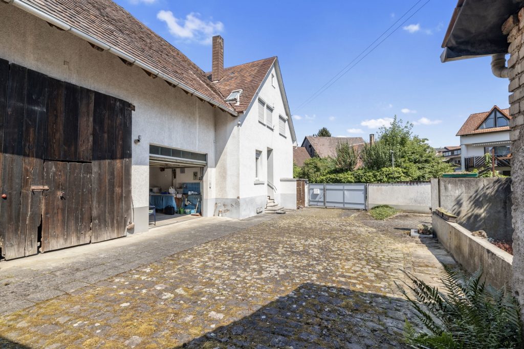 HUST Immobilien GmbH & Co. KG - Immobilienangebot - Walzbachtal Jöhlingen - Alle - Großes Grundstück mit Scheune und kleinem Einfamilienhaus