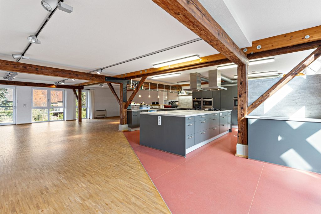 HUST Immobilien GmbH & Co. KG - Immobilienangebot - Stutensee / Friedrichstal - Alle - Raum für Ideen, Platz zum Leben - Scheune mit Potenzial zu drei Traumwohnungen