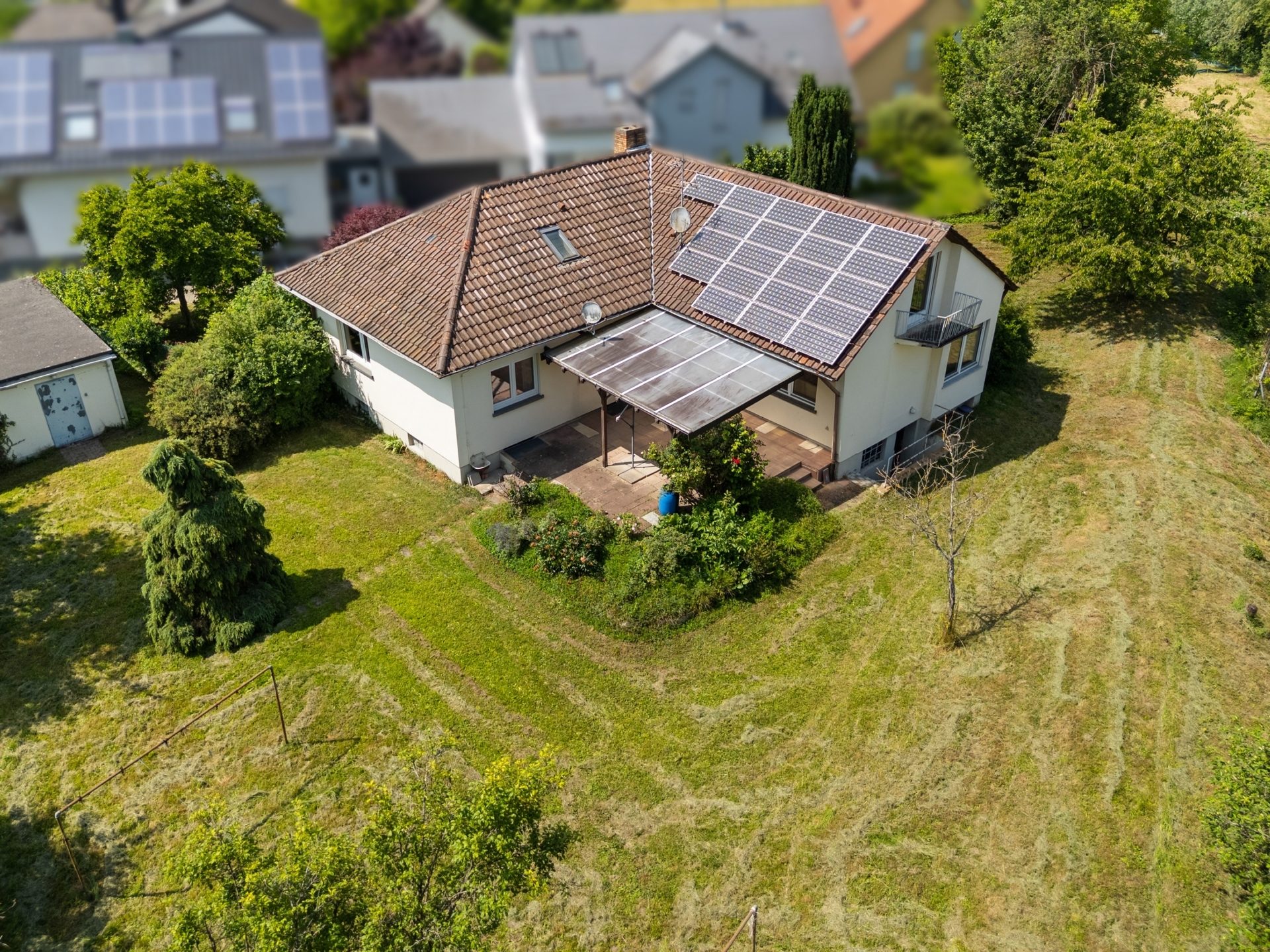 HUST Immobilien GmbH & Co. KG - Immobilienangebot - Rheinstetten / Neuburgweier - Alle - Großzügiges Einfamilienhaus mit 7 Zimmern und parkähnlichem Grundstück in idyllischer Feldrandlage