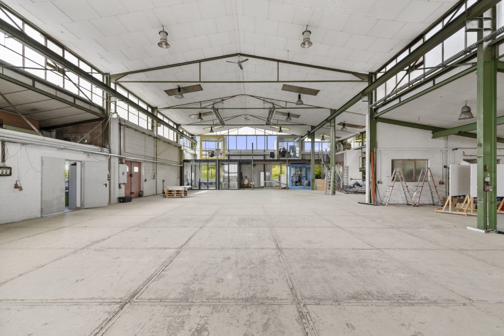 HUST Immobilien GmbH & Co. KG - Immobilienangebot - Karlsbad - Alle - Wo Funktion auf Flexibilität trifft – Gewerbehalle mit vielen Highlights